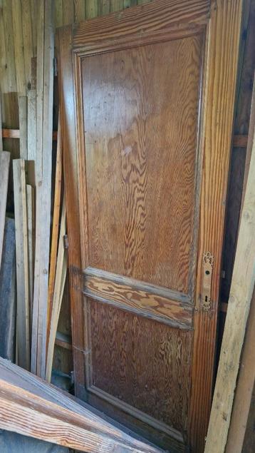 Steekdeuren (2) met koperen vergrendelingen en platen beschikbaar voor biedingen