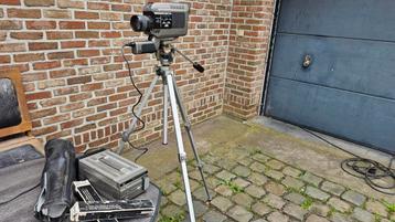 vintage videocamera JVC GX-88E +statief, batterijen, lader beschikbaar voor biedingen