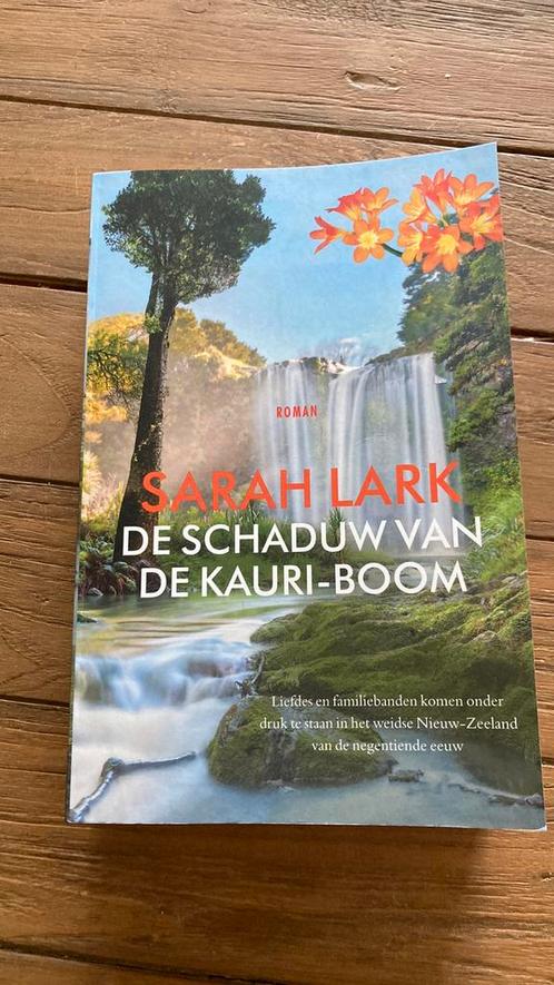 Sarah Lark - De schaduw van de kauri-boom, Boeken, Literatuur, Zo goed als nieuw, Ophalen of Verzenden