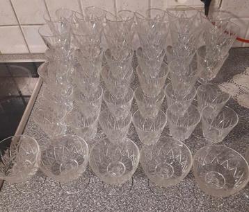 Glasservies beschikbaar voor biedingen