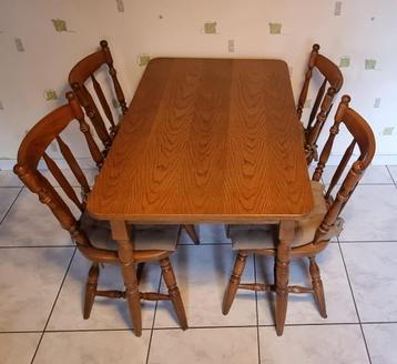 Keuken/eettafel + 4 houten stoelen beschikbaar voor biedingen