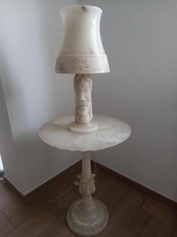 Vintage albast / marmeren tafeltje met bijhorende tafellamp beschikbaar voor biedingen
