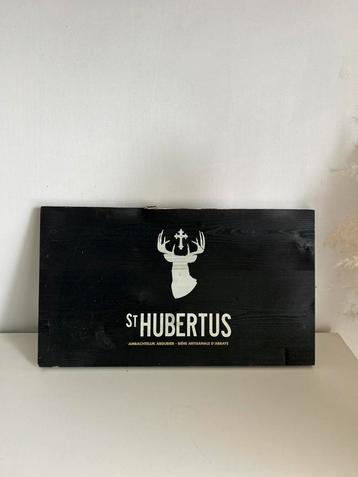 Houten bord St Hubertus beschikbaar voor biedingen