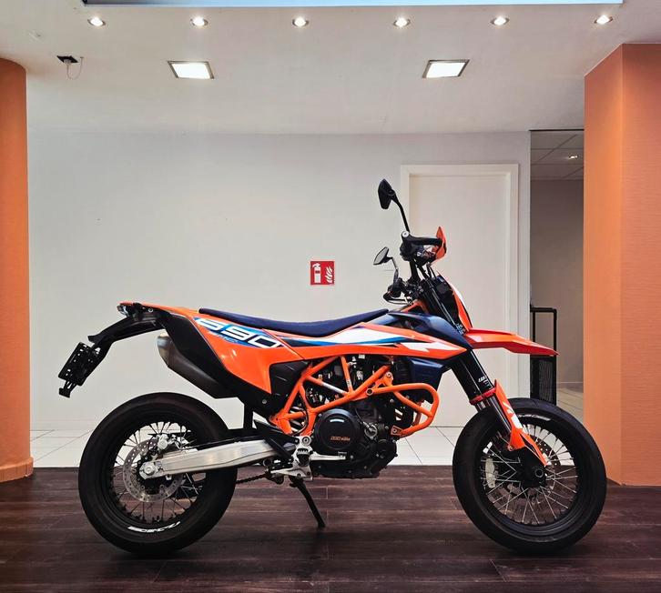 KTM SMC-R 690**2024**5.197 km**Garantie, Motoren, Motoren | KTM, Bedrijf, SuperMoto, 12 t/m 35 kW, 1 cilinder, Minimaal motorrijbewijs A2