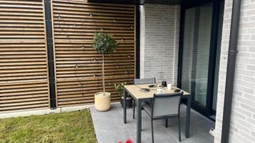 Tuintafel met 2 stoelen in perfecte staat beschikbaar voor biedingen