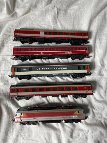 Treinstel locomotief en 4 wagons beschikbaar voor biedingen