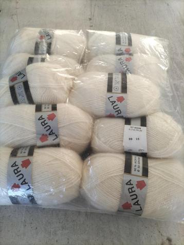 Witte bal van Laura-garen (10 ballen). beschikbaar voor biedingen