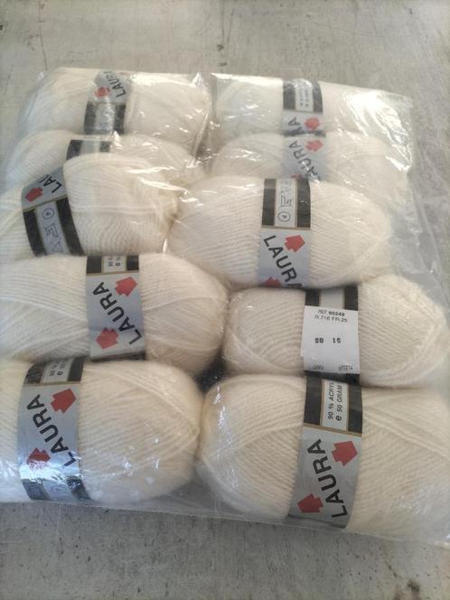Witte bal van Laura-garen (10 ballen)., Hobby en Vrije tijd, Breien en Haken, Ophalen of Verzenden