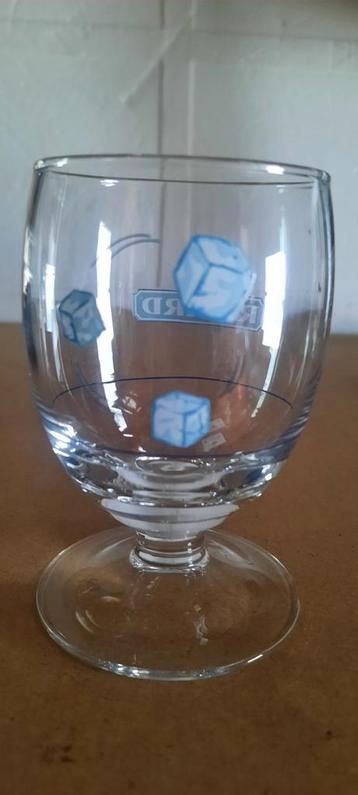 Ricard-glas met 3 kleine ijsblokjes (4 beschikbaar)