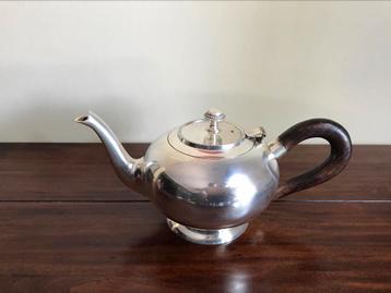 Verzilverde theepot met houten handvat beschikbaar voor biedingen