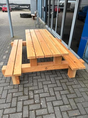 Robuuste picknicktafel beschikbaar voor biedingen