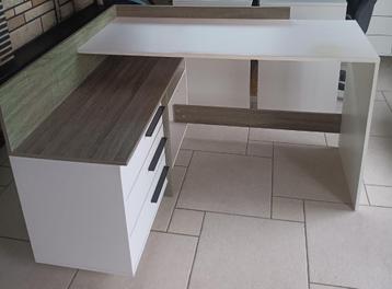 bureau d'angle blanc avec finition en bois