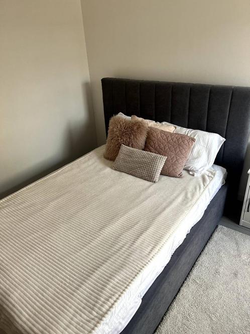 Bed with matress, Huis en Inrichting, Slaapkamer | Bedden, Zo goed als nieuw, Twijfelaar, 140 cm, 200 cm, Overige materialen, Blauw