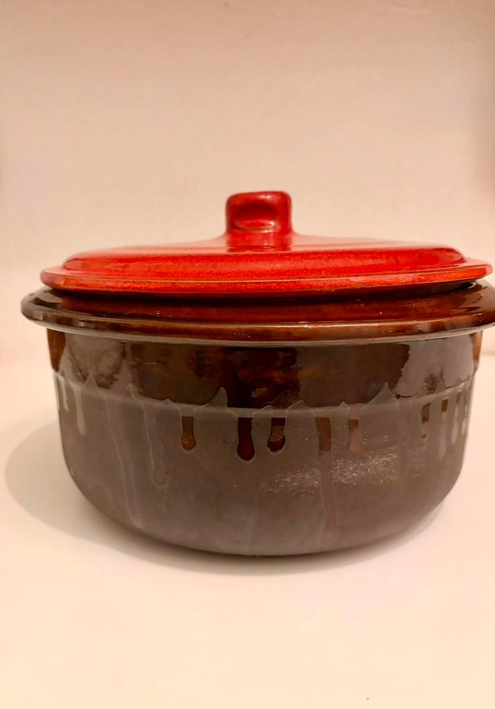 Cocotte en céramique vernissée vintage – tons bruns & rouge, Maison & Meubles, Cuisine | Casseroles & Poêles, Comme neuf, Enlèvement ou Envoi