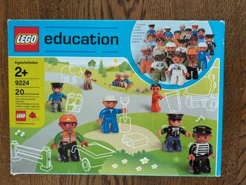 Volledig nieuwe doos Lego poppetjes.  beschikbaar voor biedingen
