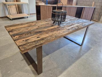 Ouden teaken tafel beschikbaar voor biedingen