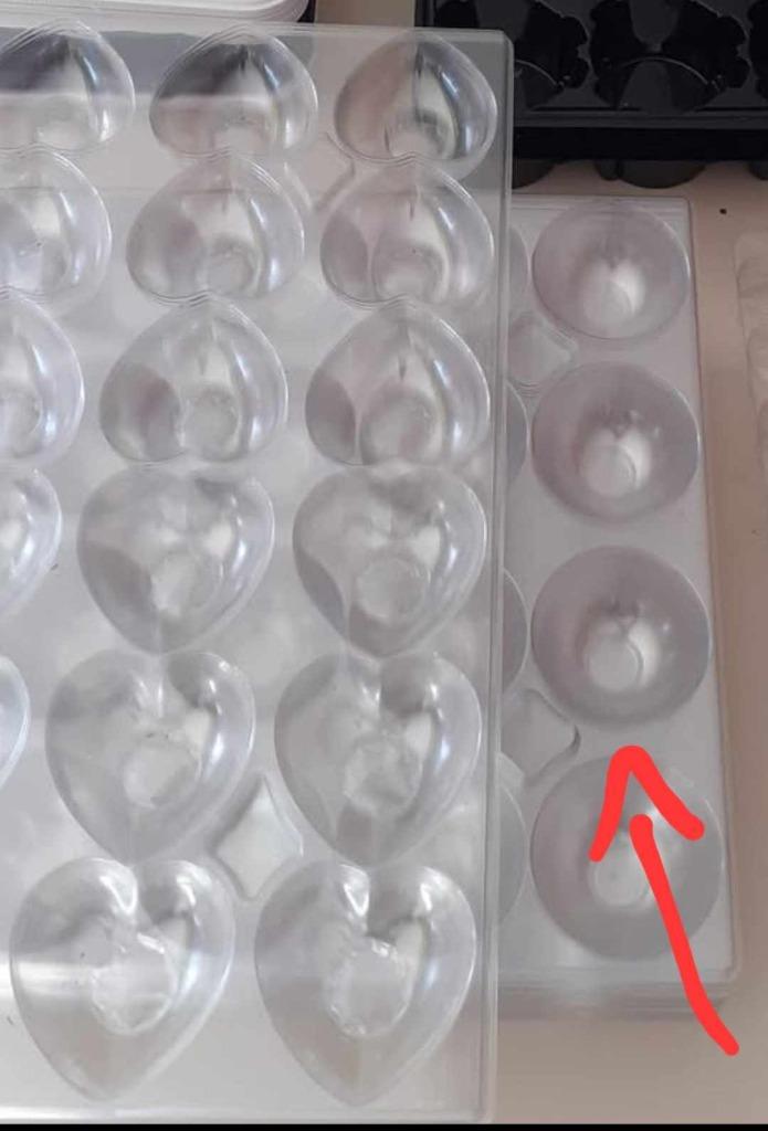 24 PLAQUES DE 24 DEMI SPHERES POUR MOULAGE CHOCOLAT, Maison & Meubles, Chaises, Enlèvement, Cinq, Six Chaises ou plus, Bois, Blanc