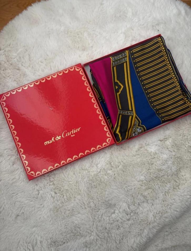 Foulard Must Cartier, Kleding | Dames, Mutsen, Sjaals en Handschoenen, Zo goed als nieuw, Sjaal, Maat 34 (XS) of kleiner, Ophalen