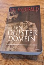 Een duister domein - Thriller in zeer goede staat, Boeken, Ophalen of Verzenden, Zo goed als nieuw