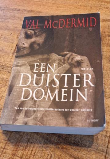 Een duister domein - Thriller in zeer goede staat beschikbaar voor biedingen
