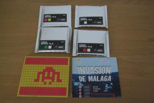 Invader : 4 Camo Space Tegels + Boek en map Malaga, Antiquités & Art, Art | Autres Art, Enlèvement ou Envoi