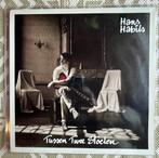 Hans Habils – Tussen Twee Stoelen, Ophalen of Verzenden, Gebruikt