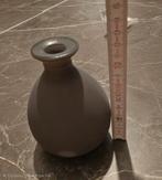 Petit vase gris, Enlèvement