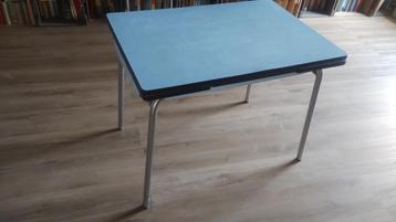 Blauwe keukentafel (vintage) wegens overlijden beschikbaar voor biedingen