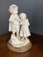 Beeld van 2 kinderen met hun kip en kuiken. Gesigneerd., Verzamelen, Ophalen, Zo goed als nieuw