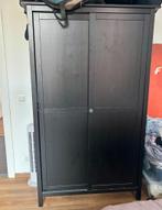Om weg te geven: IKEA Hemnes kledingkast met 2 schuifdeuren, Ophalen, Bois noir, Gebruikt, 100 tot 150 cm
