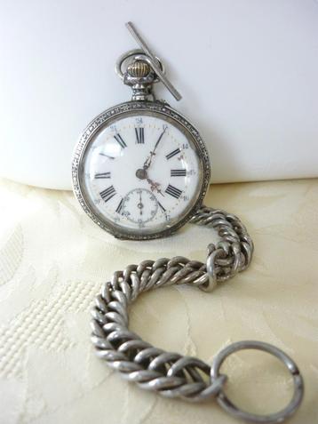 Mooie zakhorloge met ketting. beschikbaar voor biedingen