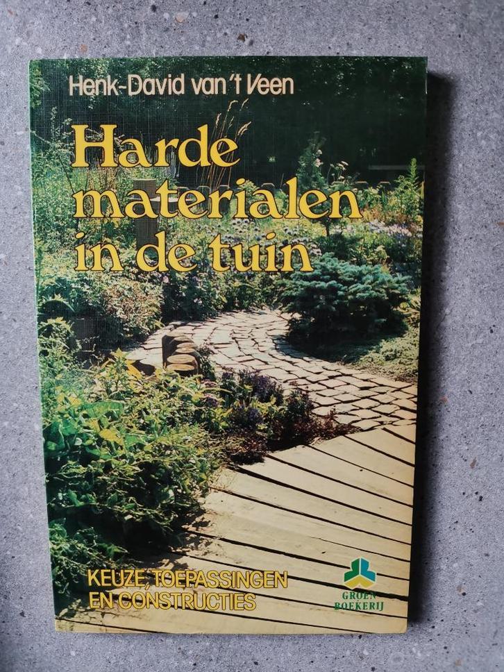 Harde materialen in de tuin, Boeken, Wonen en Tuinieren, Zo goed als nieuw, Tuinontwerpen, Ophalen of Verzenden