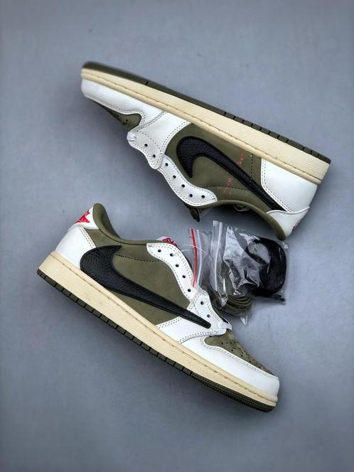 Travis Scott x Air Jordan 1 Low OG “Medium Olive” 41, Kleding | Heren, Schoenen, Nieuw, Sneakers, Bruin, Ophalen of Verzenden