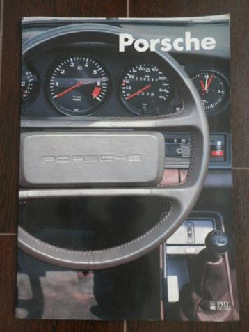 Map van Porsche met 6 posterfoto's van Porsche's. beschikbaar voor biedingen