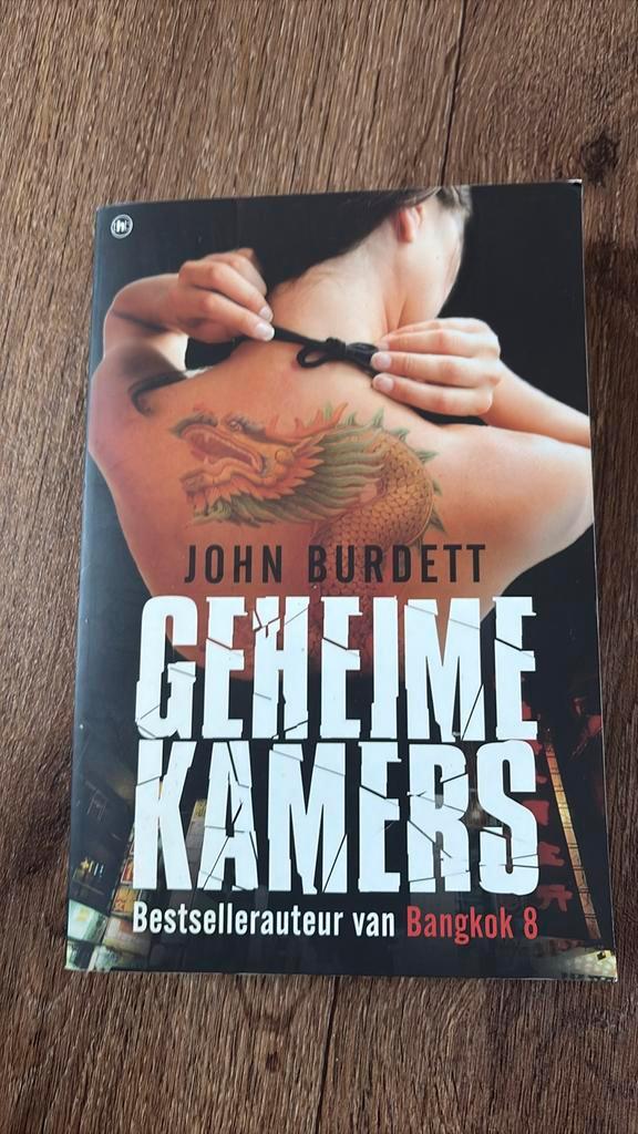 J. Burdett - Geheime kamers, Boeken, Thrillers, Zo goed als nieuw, Ophalen