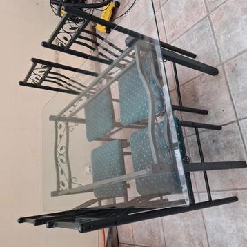 Glazen tafel en metalen poten + 4 stoelen beschikbaar voor biedingen