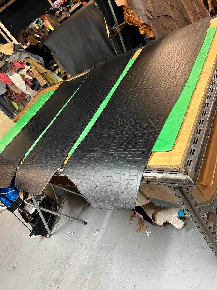 3 zwarte tuigleer lappen 2-2,5mm dikte half soepel met print, Hobby en Vrije tijd, Stoffen en Lappen, Ophalen of Verzenden