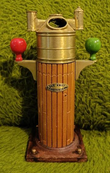 Lot miniatuur scheepstelegraaf, -kompas en -roer te koop. beschikbaar voor biedingen