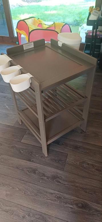 Luiertafel en accessoires  beschikbaar voor biedingen