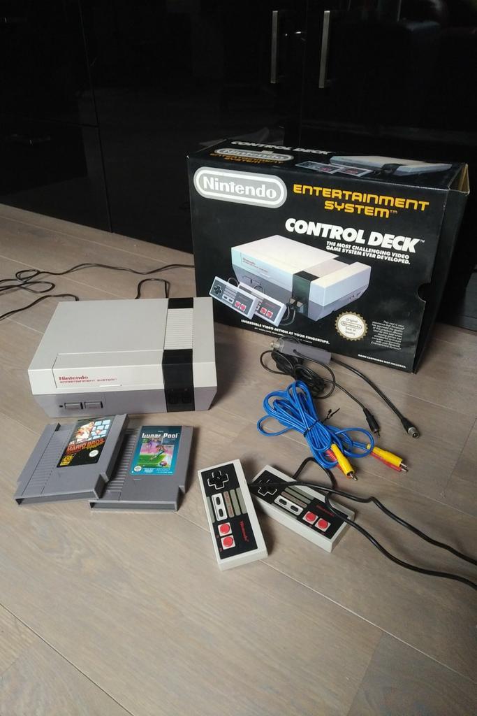 Nintendo NES met 2 controllers weinig gebruikt, Games en Spelcomputers, Spelcomputers | Nintendo NES, Zo goed als nieuw, Met 2 controllers