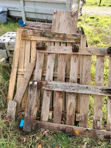 Houten pallets gratis ophalen als brandhout  beschikbaar voor biedingen