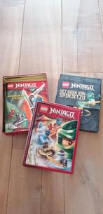 Boek lego ninjago+ boekje in doos en verkleedpak, Kinderen en Baby's, Ophalen of Verzenden, Zo goed als nieuw