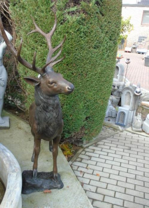 beeld van een groot staand hert in brons., Tuin en Terras, Tuinbeelden, Nieuw, Dierenbeeld, Overige materialen, Ophalen of Verzenden