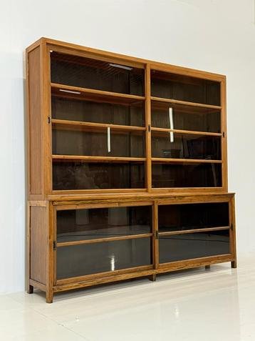Vitrinekast boekenkast teak vintage landelijk beschikbaar voor biedingen