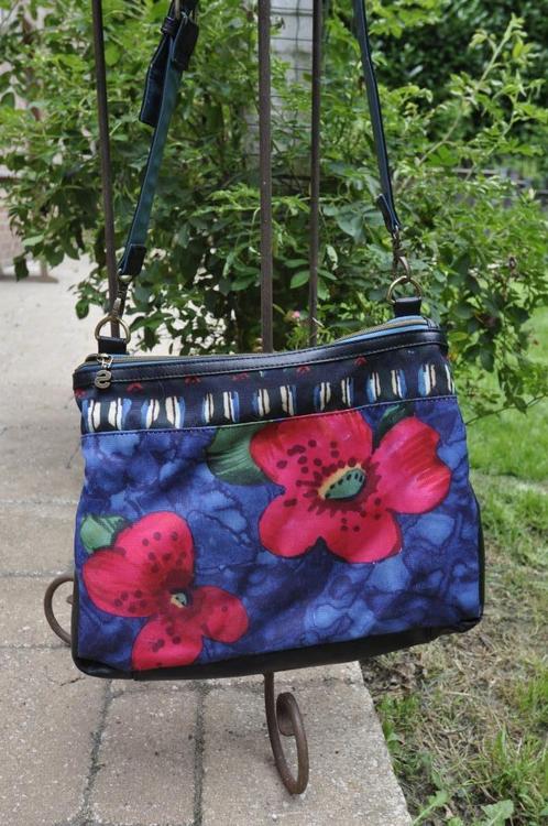 Sac desigual noir online avec fleur