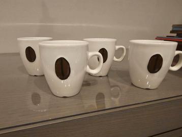 4 leuke mokkatasjes met koffieboontje op, Ophalen of Verzenden, Zo goed als nieuw