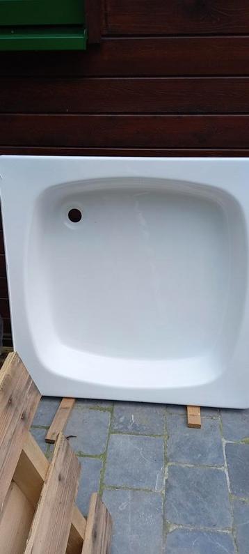 Mooie witte douchbak beschikbaar voor biedingen