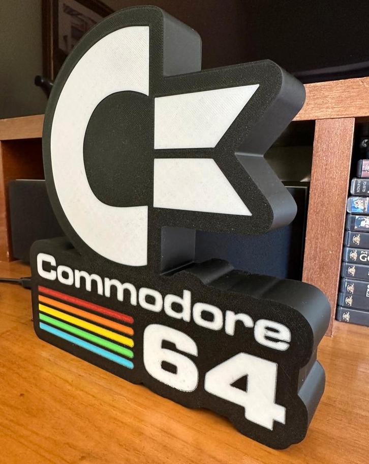 Cette boîte publicitaire Commodore 64 est dotée d'un éclaira, Collections, Marques & Objets publicitaires, Neuf, Table lumineuse ou lampe (néon)