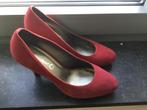 Chaussures pour femmes en daim du Bijenkorf, Comme neuf, Escarpins, De bijenkorf, Rouge