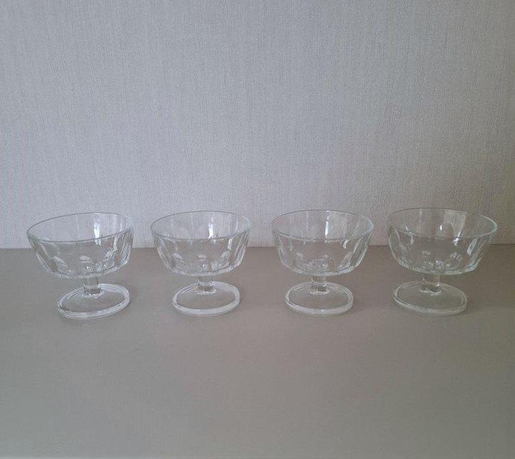 Vintage Set van 4 Lage Glazen Dessertcoupes van Arcoroc, Verzamelen, Glas en Drinkglazen, Zo goed als nieuw, Overige typen, Ophalen of Verzenden